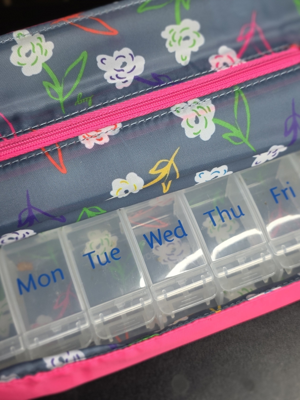 Lug Choo Choo XL 7-Day Pill Organizer – Hot Pink Floral